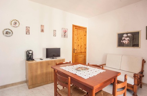 Sarroch Apartamento | Apartamento "Piano Terra" cerca de la playa con aire acondicionado, veranda y jardín