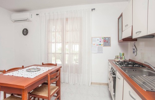 Sarroch Apartamento | Apartamento "Piano Terra" cerca de la playa con aire acondicionado, veranda y jardín