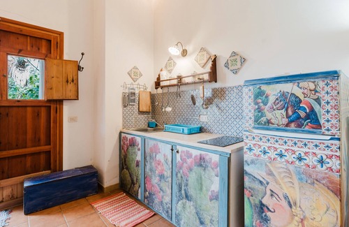 Castelluzzo Otro | Apartamento 'Pino' con jardín privado, Wi-Fi y aire acondicionado