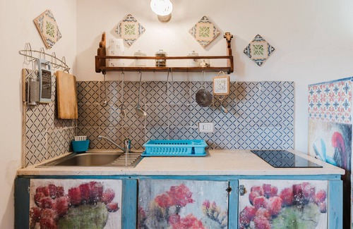 Castelluzzo Otro | Apartamento 'Pino' con jardín privado, Wi-Fi y aire acondicionado