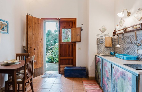 Castelluzzo Otro | Apartamento 'Pino' con jardín privado, Wi-Fi y aire acondicionado