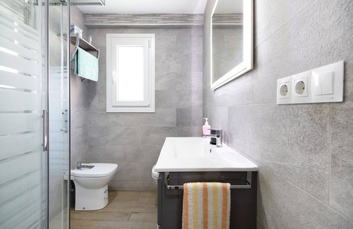 Cadiz Apartamento | Apartment 'Piso Moderno Puerta Del Mar' with Balcony, Wi-Fi and Air Conditioning