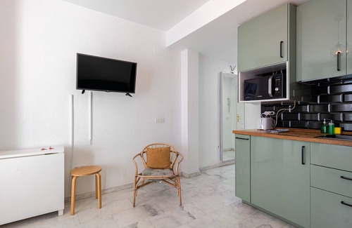 Torremolinos City Centre Apartamento | Apartment 'Plata Centro' with Private Terrace and Air Conditioning