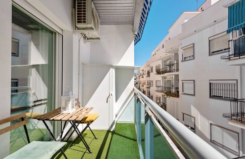 Torremolinos City Centre Apartamento | Apartment 'Plata Centro' with Private Terrace and Air Conditioning
