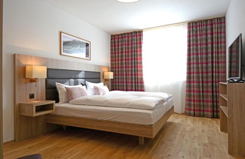 Rueun Apartamento | Apartment Pradas Resort - 2-5 Zimmer Premium by Interhome