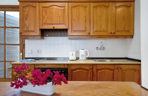 Playa Blanca Apartamento | Apartamento 'Puerto Chico W' cerca de la playa, con vistas a la montaña y al jardín, piscina y Wi-Fi