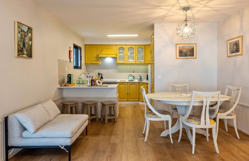 Prazeres Apartamento | Apartamento 'Referta Apartamento T2' con vistas al mar, jardín compartido y Wi-Fi