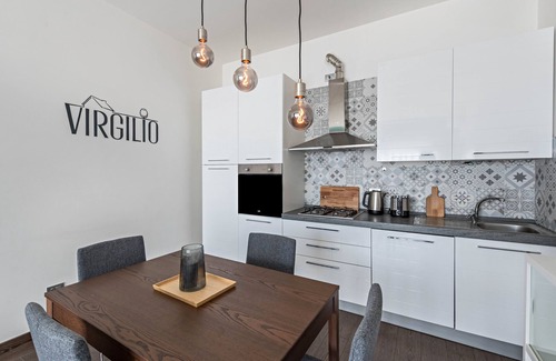 Pulciano Apartamento | Apartamento 'Residence Virgilio Blue' con vistas al lago, Wi-Fi y aire acondicionado