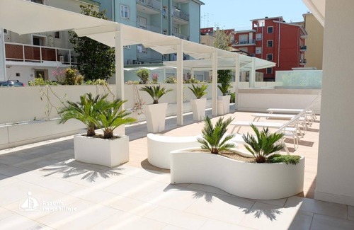 Jesolo Apartamento | Apartamento 'Residence Bafjle 42' con piscina compartida, terraza privada y aire acondicionado.