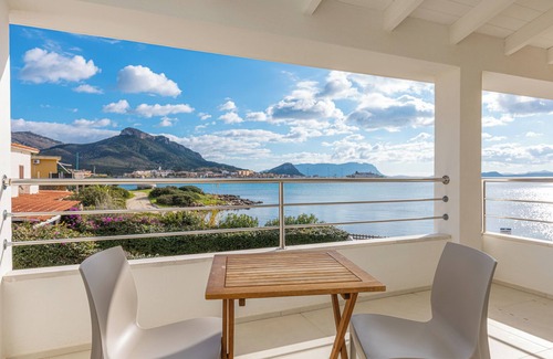 Golfo Aranci Apartamento | Apartamento "Residenza Cormorani 2" cerca de la playa con vistas al mar, Wi-Fi y terraza