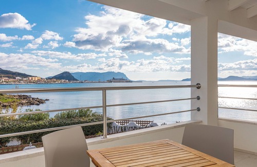 Golfo Aranci Apartamento | Apartamento "Residenza Cormorani 2" cerca de la playa con vistas al mar, Wi-Fi y terraza
