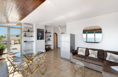 Varazze Apartamento | Apartamento 'Riviera Mare' con vistas al mar, terraza privada y Wi-Fi