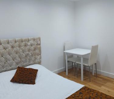 Broad Green Casa | Apartment & Rooms in London