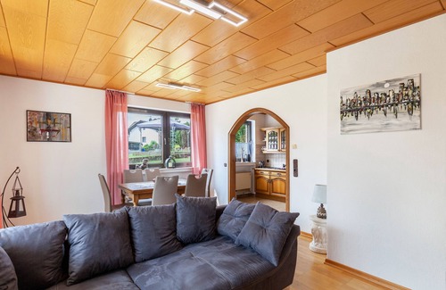 Neunkirchen Apartamento | Apartamento 'Rosi's Ferienwohnung' con vistas a la montaña, terraza compartida y Wi-Fi