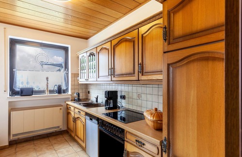 Neunkirchen Apartamento | Apartamento 'Rosi's Ferienwohnung' con vistas a la montaña, terraza compartida y Wi-Fi