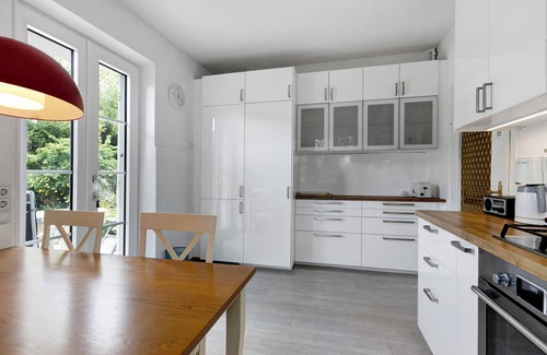 Konstanz Apartamento | Apartamento 'Rotes Haus' con vistas a la montaña, terraza privada y Wi-Fi