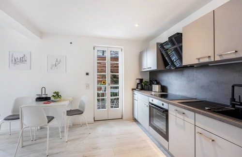 Stadtbezirk Nord Apartamento | Apartamento 'Saale Fewo Mit Burgblick' con vistas al lago, jardín compartido y Wi-Fi