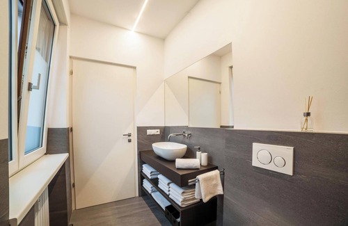 Merano Apartamento | Apartamento "Sabine G" con vistas a la montaña, aire acondicionado, Wi-Fi y balcón