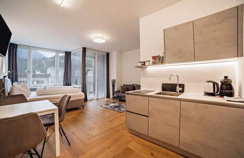 Merano Apartamento | Apartamento "Sabine K" con vistas a la montaña, aire acondicionado, Wi-Fi y balcón