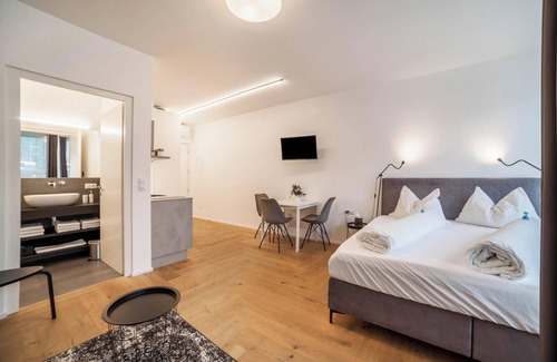 Merano Apartamento | Apartamento "Sabine K" con vistas a la montaña, aire acondicionado, Wi-Fi y balcón