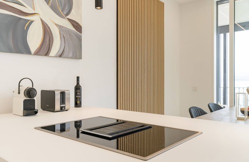 Torri del Benaco Apartamento | Apartment 'Salvatore Homes Porto Nuovo Torri' with Lake View, Wi-Fi and Air Conditioning