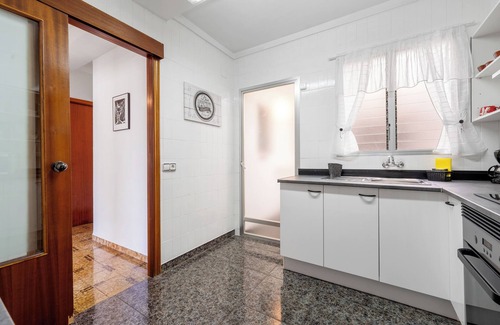 Sant Carles de la Rapita Apartamento | Apartamento 'Sant Carles' con vistas al mar, balcón y Wi-Fi