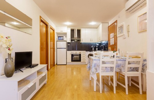 Canet de Mar Apartamento | Apartamento 'Sauc Beach' con terraza privada, Wi-Fi y aire acondicionado