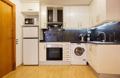 Canet de Mar Apartamento | Apartamento 'Sauc Beach' con terraza privada, Wi-Fi y aire acondicionado
