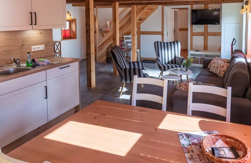 Bertsdorf Apartamento | Apartamento 'Scheibe' con vistas a la montaña y Wi-Fi