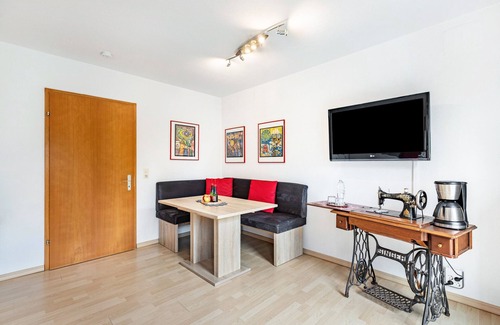 Unterkirnach Apartamento | Apartamento 'Schwarzwaldhirsch' con terraza privada y Wi-Fi