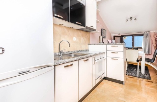 Kotor Apartamento | El apartamento con vistas al mar tiene 70 metros cuadrados con un diseño moderno y una vista impresionante.