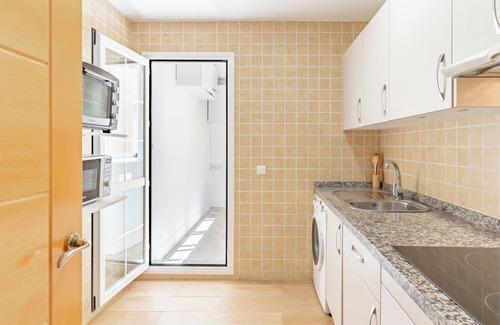 Arroyo de la Miel Apartamento | Apartamento 'Vistas al mar - 2 dormitorios' con piscina compartida, Wi-Fi y aire acondicionado.