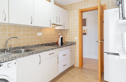 Arroyo de la Miel Apartamento | Apartamento 'Vistas al mar - 2 dormitorios' con piscina compartida, Wi-Fi y aire acondicionado.