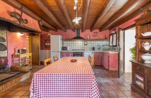 Vilobi d'Onyar Apartamento | Apartamento 'Simon' con vistas a la montaña, piscina privada y Wi-Fi