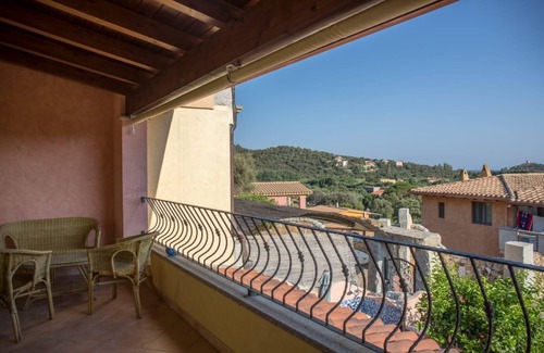 Chia Apartamento | Apartamento "Sobìa Pitticca" cerca de la playa con vistas al mar, piscina, terraza y jardín