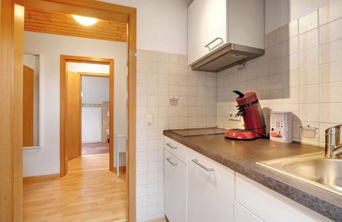 Bad Urach Apartamento | Apartamento 'Sonnenschein' con jardín compartido, balcón y Wi-Fi
