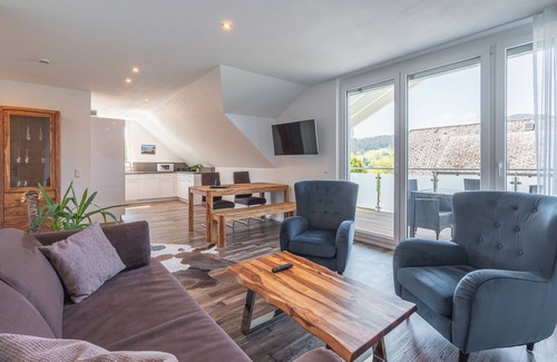 Breitnau Apartamento | Apartamento 'Sonnentau' con vistas a la montaña, balcón y Wi-Fi