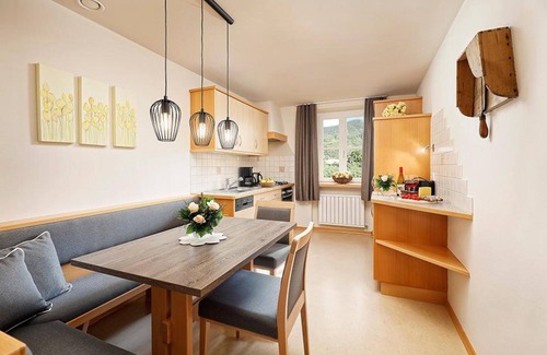 Merano Apartamento | Apartamento 'Stöckerhof Blume' con vistas a la montaña, piscina compartida y Wi-Fi