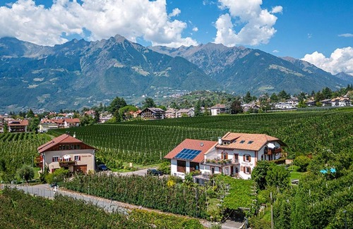 Merano Apartamento | Apartamento 'Stöckerhof Blume' con vistas a la montaña, piscina compartida y Wi-Fi
