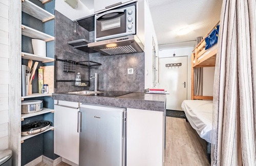 Bernex Apartamento | Apartamento 'Studio Pied Des Pistes - Bernex' con vistas a la montaña y balcón