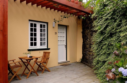 Angra do Heroismo Apartamento | Apartment Suite embraced by a farm with exotic vegetation.