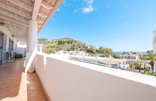 Lipari Historic Centre Apartamento | Apartamento 'Suite De Pasquale 3 Camere' con vistas al mar, Wi-Fi y aire acondicionado