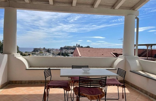 Lipari Historic Centre Apartamento | Apartamento 'Suite De Pasquale 3 Camere' con vistas al mar, Wi-Fi y aire acondicionado