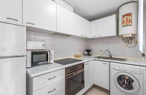 Santa Pola Apartamento | Apartamento 'Sunflower Beach' con terraza privada, balcón y Wi-Fi