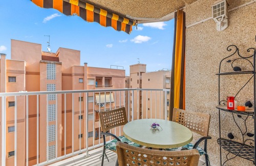 Santa Pola Apartamento | Apartamento 'Sunflower Beach' con terraza privada, balcón y Wi-Fi