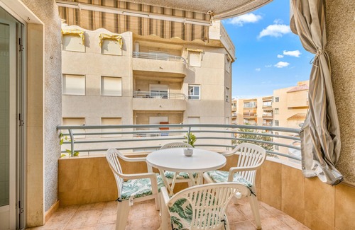 Santa Pola Apartamento | Apartamento 'Sunflower Club Náutico' con terraza privada, balcón y Wi-Fi