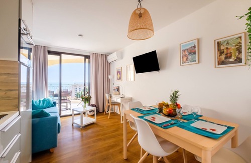 La Croix des Gardes Apartamento | Apartamento 'Villa Francia' con vistas al mar, piscina compartida y Wi-Fi
