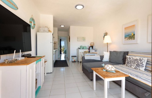 Caleta de Fuste Apartamento | Apartamento 'Surf Home Sea View' con vistas al mar, piscinas compartidas y Wi-Fi