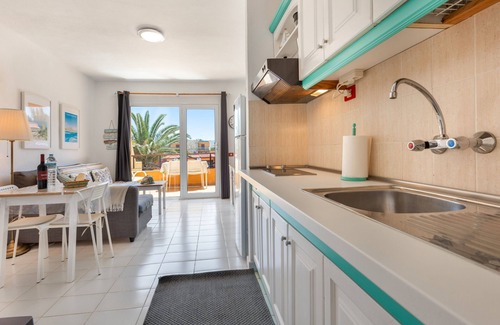 Caleta de Fuste Apartamento | Apartamento 'Surf Home Sea View' con vistas al mar, piscinas compartidas y Wi-Fi