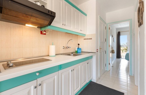 Caleta de Fuste Apartamento | Apartamento 'Surf Home Sea View' con vistas al mar, piscinas compartidas y Wi-Fi